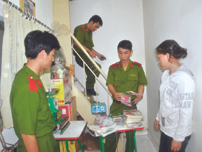 Công an kiểm tra tại nhà bà Nga