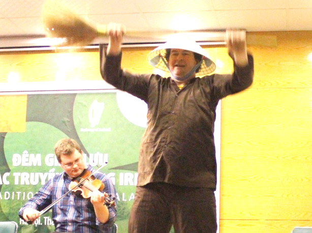 'Choáng' nghệ sĩ Tây diện áo nâu sòng, nón lá