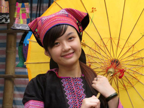 Cô gái mặc đồ Mông gây sốt vì xinh đẹp