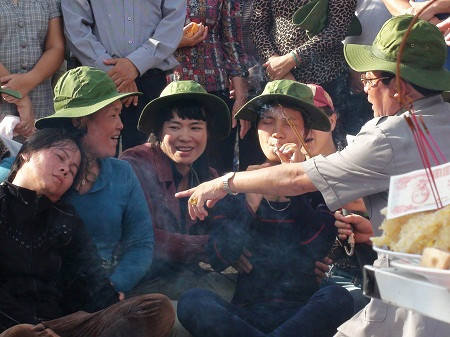 Cậu Thủy (người đội mũ) tìm hài cốt ở huyện Ea H'leo