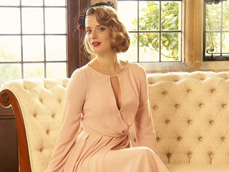 Diện trang phục cổ điển sang trọng