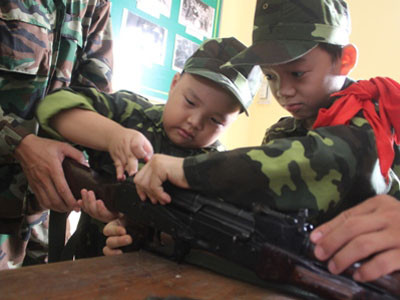 Xem 'binh sĩ nhí' Việt Nam rèn luyện