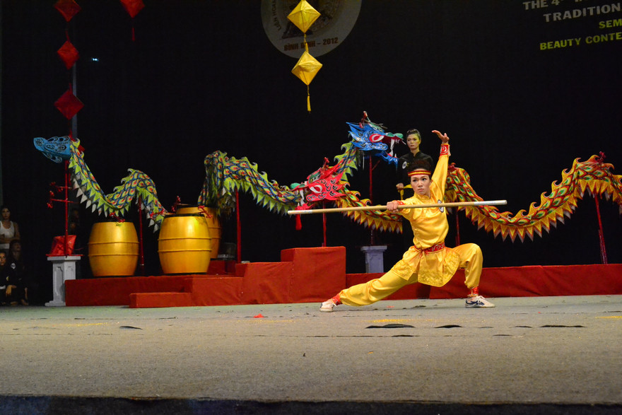 Người đẹp múa võ, đi quyền