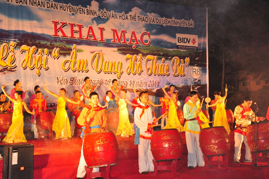 Khai mạc lễ hội “Âm vang hồ Thác Bà”