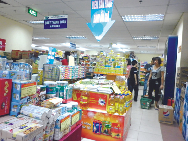 Một điểm bán hàng bình ổn giá tại siêu thị Intimex Huỳnh Thúc Kháng (Hà Nội). Ảnh: Phạm Anh