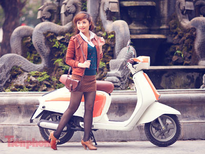 Thiếu nữ trẻ trung bên xe 'xịn'