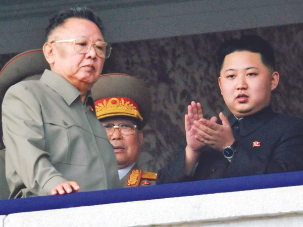 Đại tướng Kim Jong-un (phải) sẽ “nối nghiệp” được cha và ông nội? Ảnh: vosizneias.com
