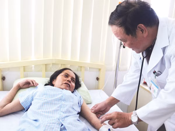 Nữ sinh hóa bà lão ở Hội An khó trẻ lại