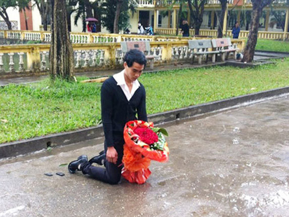 Những màn quỳ gối vì tình gây xôn xao