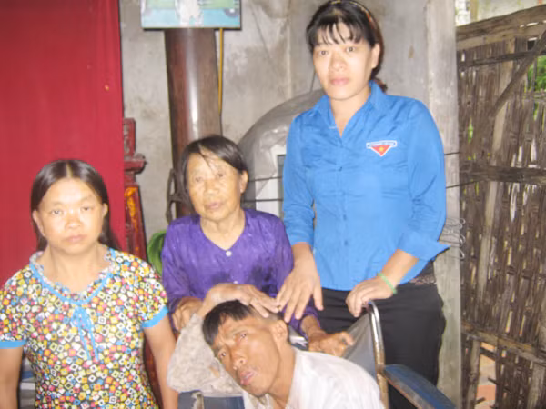 Nguyễn Nguyệt Nga (áo xanh) thăm tặng quà gia đình khó khăn tại phường