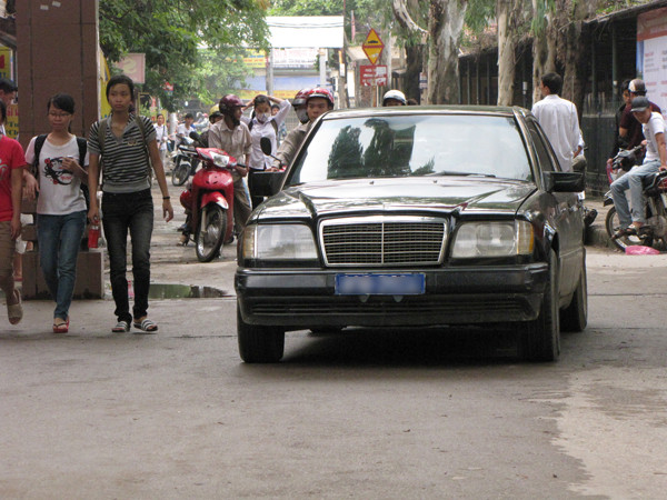 Xe biển xanh cũng đưa con đi thi tại ĐH Hà Nội. Ảnh: Trường Phong