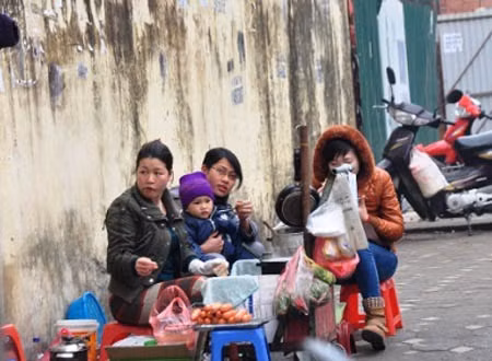 'Siết' hàng rong: Dân nghèo ăn ở đâu?