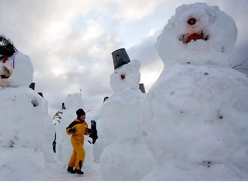 Cơ quan Môi trường Anh khuyên người dân nước này nặn càng nhiều người tuyết càng tốt để chống lụt do nhiệt độ tuần này bắt đầu tăng cao