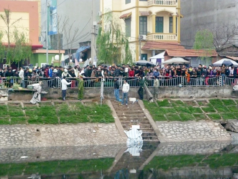 Hiện trường nơi phát hiện xác thai phụ chết trên sông Tô Lịch