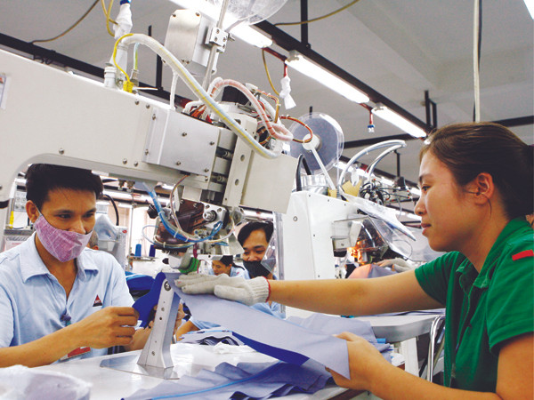 Với vai trò là nhà đầu tư và tổ chức sản xuất, tiêu thụ, doanh nhân là một nhân tố then chốt của CNH – HĐH. Ảnh: Hồng Vĩnh