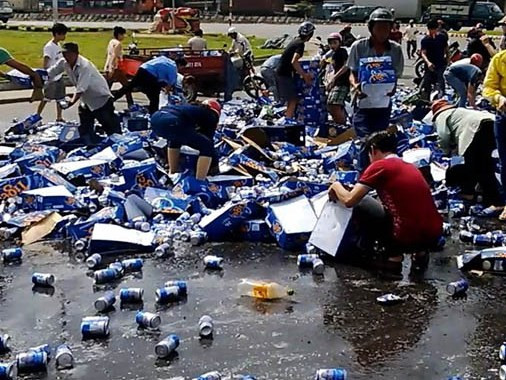 Clip: Người dân ùa ra hôi của khi xe chở bia gặp nạn