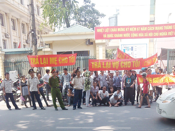 Người nhà nạn nhân đau buồn, bức xúc trước sự ra đi đột ngột của sản phụ Hằng
