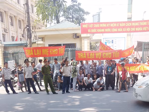 Người nhà nạn nhân đau buồn, bức xúc trước sự ra đi đột ngột của sản phụ Hằng