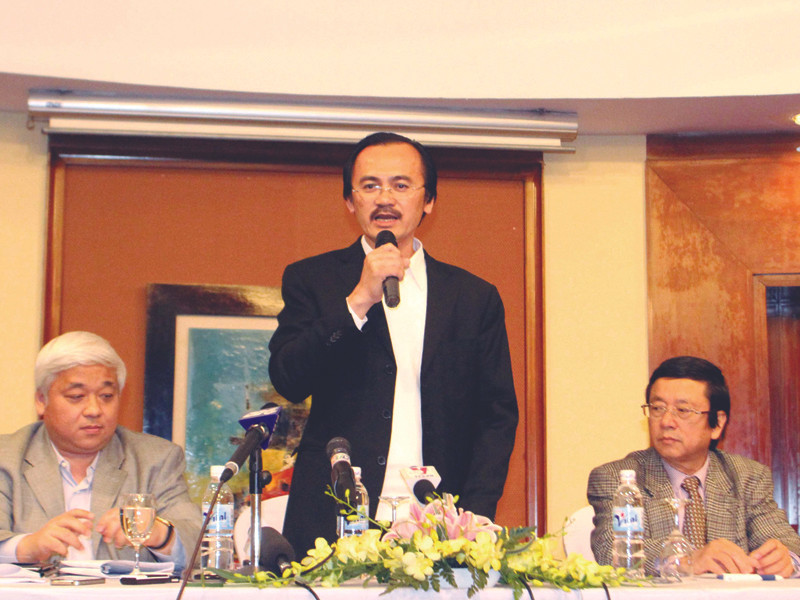 Lãnh đạo VPF trong buổi gặp mặt báo chí phản ứng kết luận thanh tra và khẳng định sẽ khiếu nại lên cấp cao hơn. Ảnh: VSI