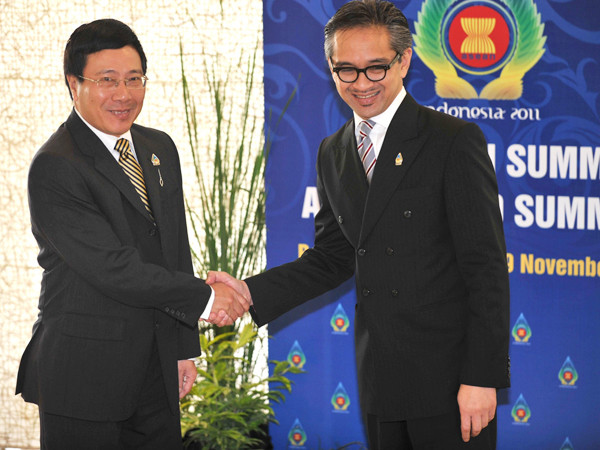 Ngoại trưởng Indonesia Marty Natalegawa (phải) và Bộ trưởng Ngoại giao Việt Nam Phạm Bình Minh tại lễ khai mạc AMM-44. Ảnh: TTXVN