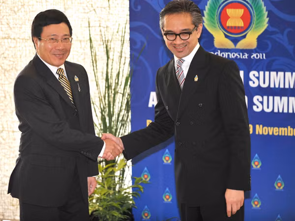 Ngoại trưởng Indonesia Marty Natalegawa (phải) và Bộ trưởng Ngoại giao Việt Nam Phạm Bình Minh tại lễ khai mạc AMM-44. Ảnh: TTXVN