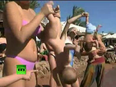 Choáng với clip 'tập Yoga' cho trẻ sơ sinh