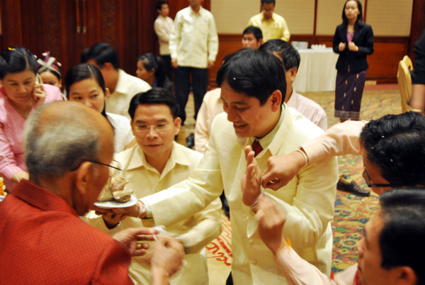 Trung ương Đoàn tặng quà T.Ư Đoàn Lào và Đồn Biên phòng Cầu Treo