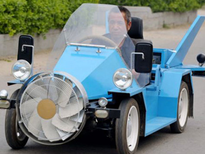 Nông dân chế tạo ô tô chạy nhờ gió