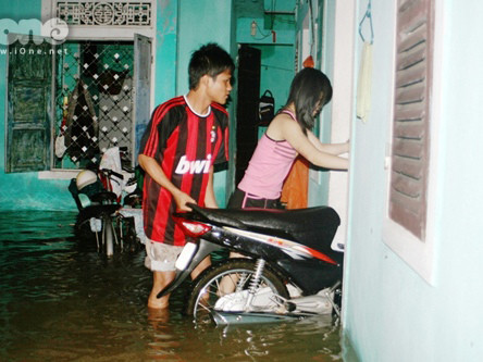 Sinh viên Huế trắng đêm chống lũ dữ