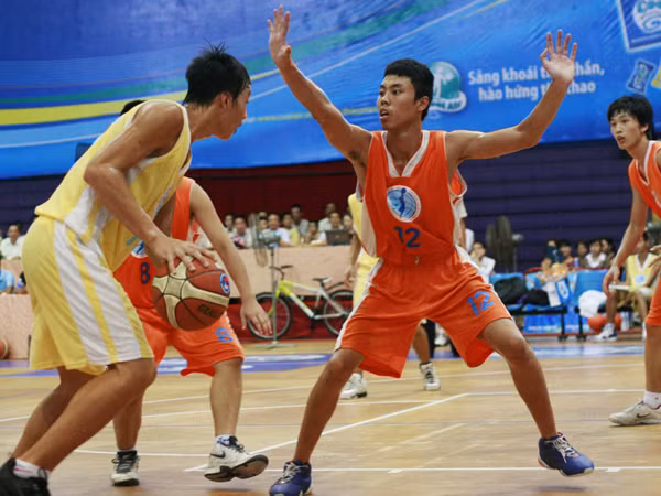 Trận chung kết nam giữa U17 Quân chủng Phòng Không Không Quân (PKKQ) và U17 trường THPT Chu Văn An (Hà Nội)