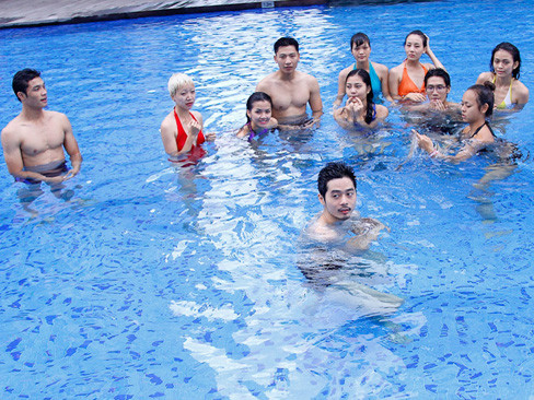 Dàn 'trai xinh, gái đẹp' Next Top thả dáng ở hồ bơi
