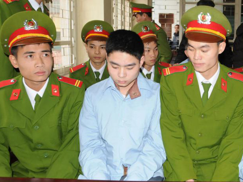 Lê Văn Luyện cúi đầu tại tòa