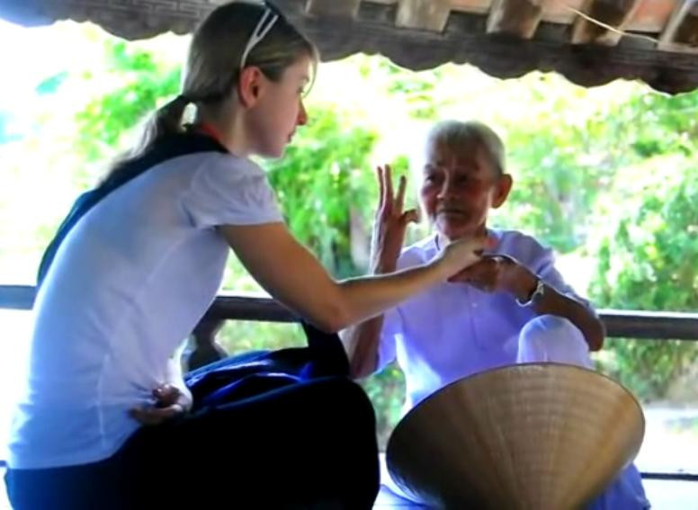 Cụ bà xem bói bằng Tiếng Anh