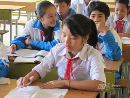 Náo loạn vùng quê nữ sinh thi nhau cười sằng sặc