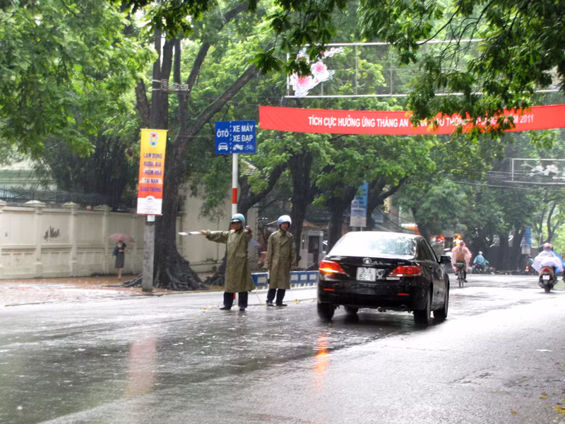 Vi phạm giao thông vẫn tràn lan
