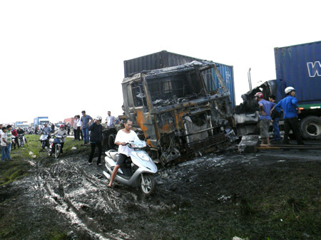 Hai xe container đối đầu, bốc cháy dữ dội