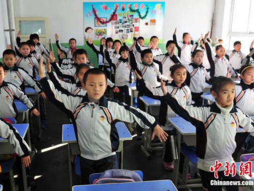 Học sinh học võ để chống sương mù