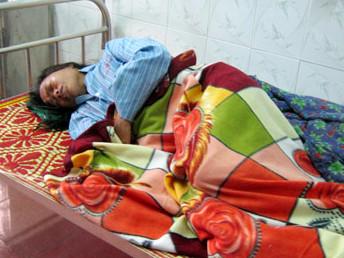 Bất lực nhìn con bị lũ cuốn