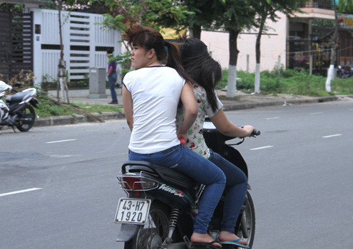 Đầu trần, kẹp ba du Xuân