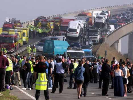 130 ô tô đâm liên hoàn trên cầu, 60 người thương vong