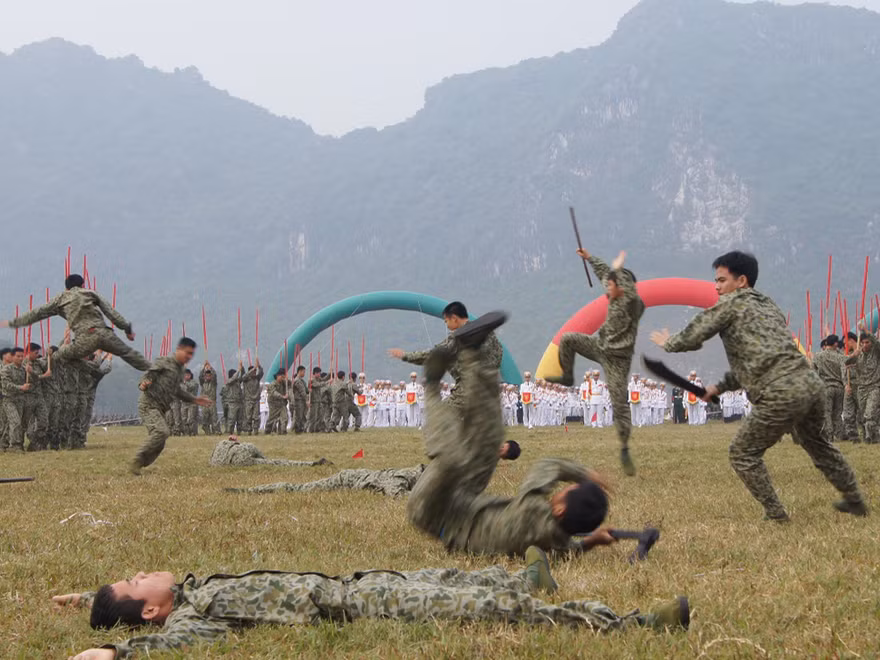 Các thế võ điêu luyện của lính đặc công. Ảnh: Nguyễn Minh