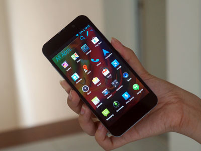 Cận cảnh smartphone giá 5,6 triệu Revo Lead