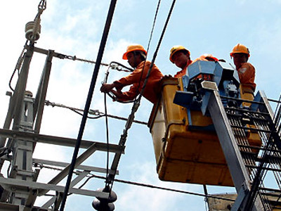 EVN: Đầu tư lớn, lỗ dài, lương ‘khủng’