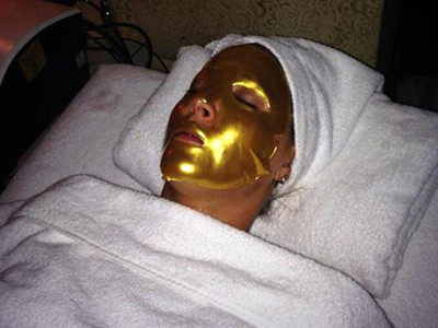 Người mẫu đắp mặt nạ vàng 24 carat làm đẹp