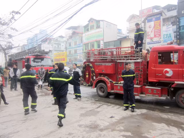 Lực lượng cứu hỏa khẩn trương khống chế đám cháy