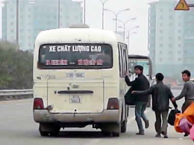 Phụ xe đấm khách rơi xuống đường