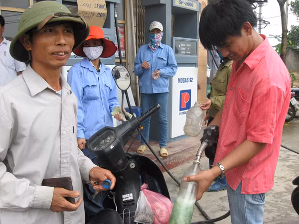 Doanh nghiệp đang lãi 500 - 600 đồng/lít xăng A92 nhưng chưa thể giảm giá vì mắc cơ chế Ảnh: Thục Quyên