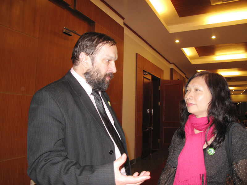 Nhà thơ Nicolai Pereyaslov và dịch giả Nguyễn Thị Kim Hiền. Ảnh: T.Toan