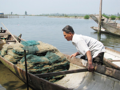 Ông tìm đúng vị trí chiếc đò nhà mình đang lọt thỏm giữa nhiều loại ghe thuyền mà không cần ai chỉ vẽ	Ảnh: Ngọc Văn