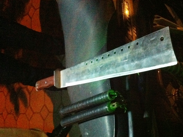 Nhận là thầy dạy Wushu mang đao ra phố